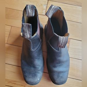 Chisel toe Blundstones